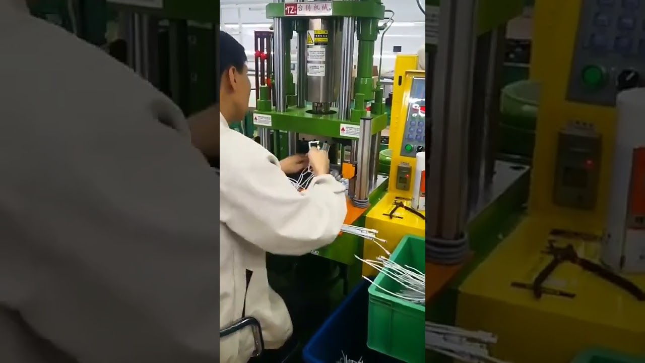 小型立式射出成形機 | 精密部品向けコンパクトモデル