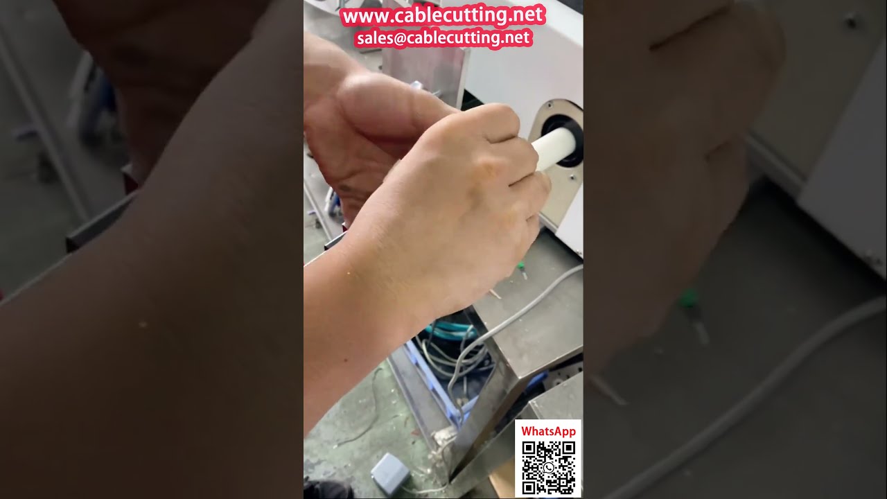 充電ケーブルを段ボール包装に自動整列・巻き取りする高速機械