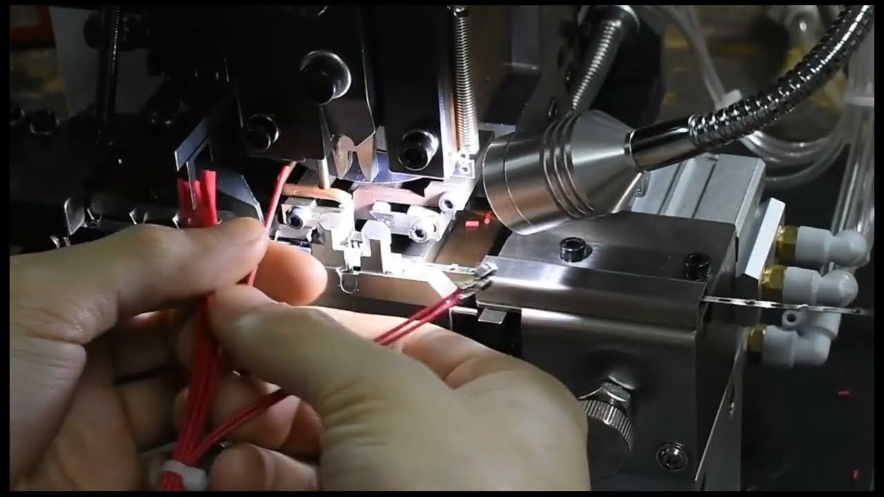 多芯線用自動ストリップ＆端子圧着機 | 高速ワイヤー加工機